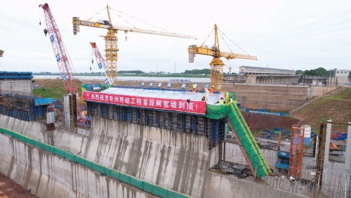 常德石澧航道建設工程艷洲樞紐項目首段閘室墻順利封頂